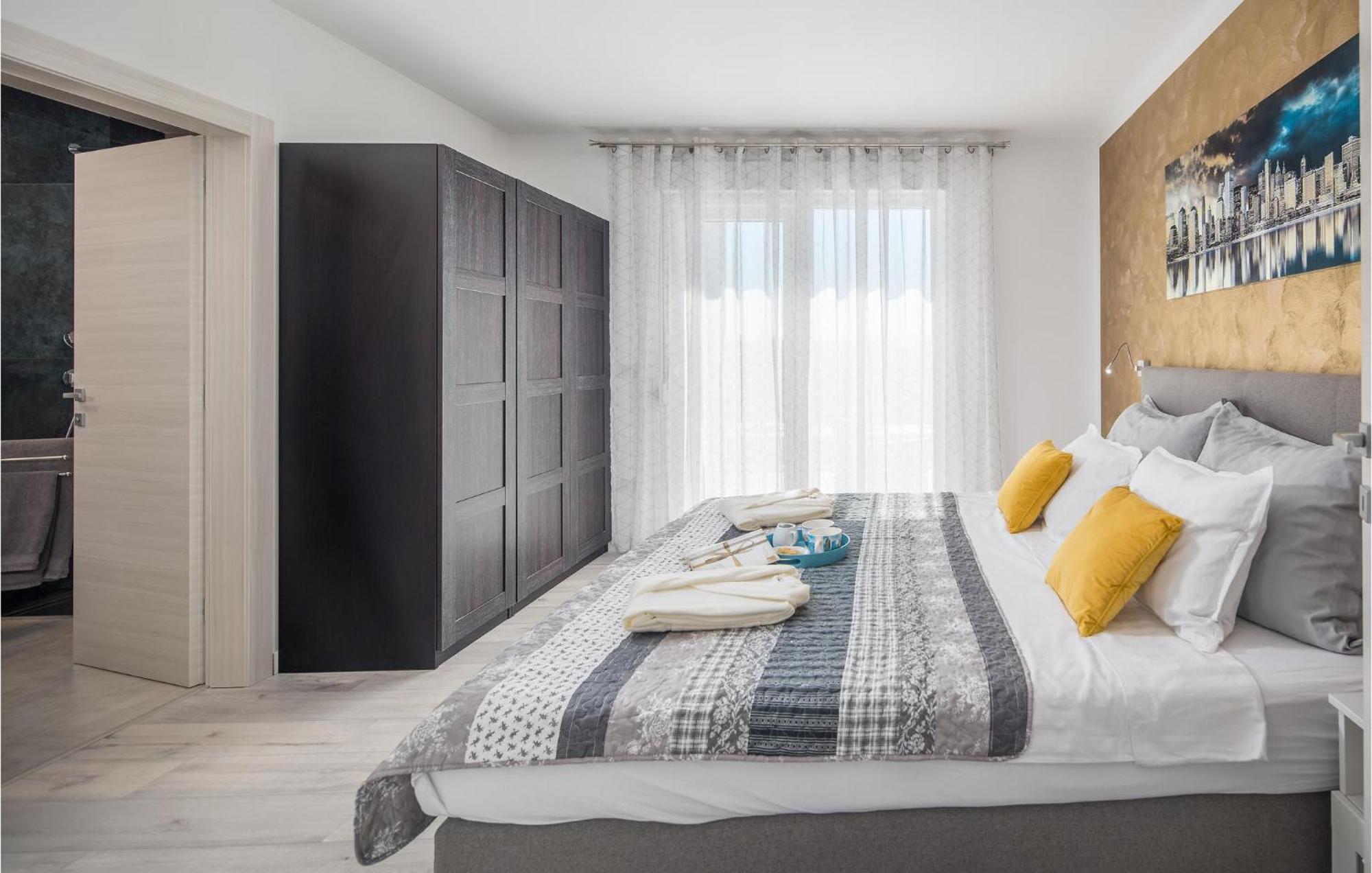 Beautiful Home In Tinjan With Jacuzzi Dış mekan fotoğraf
