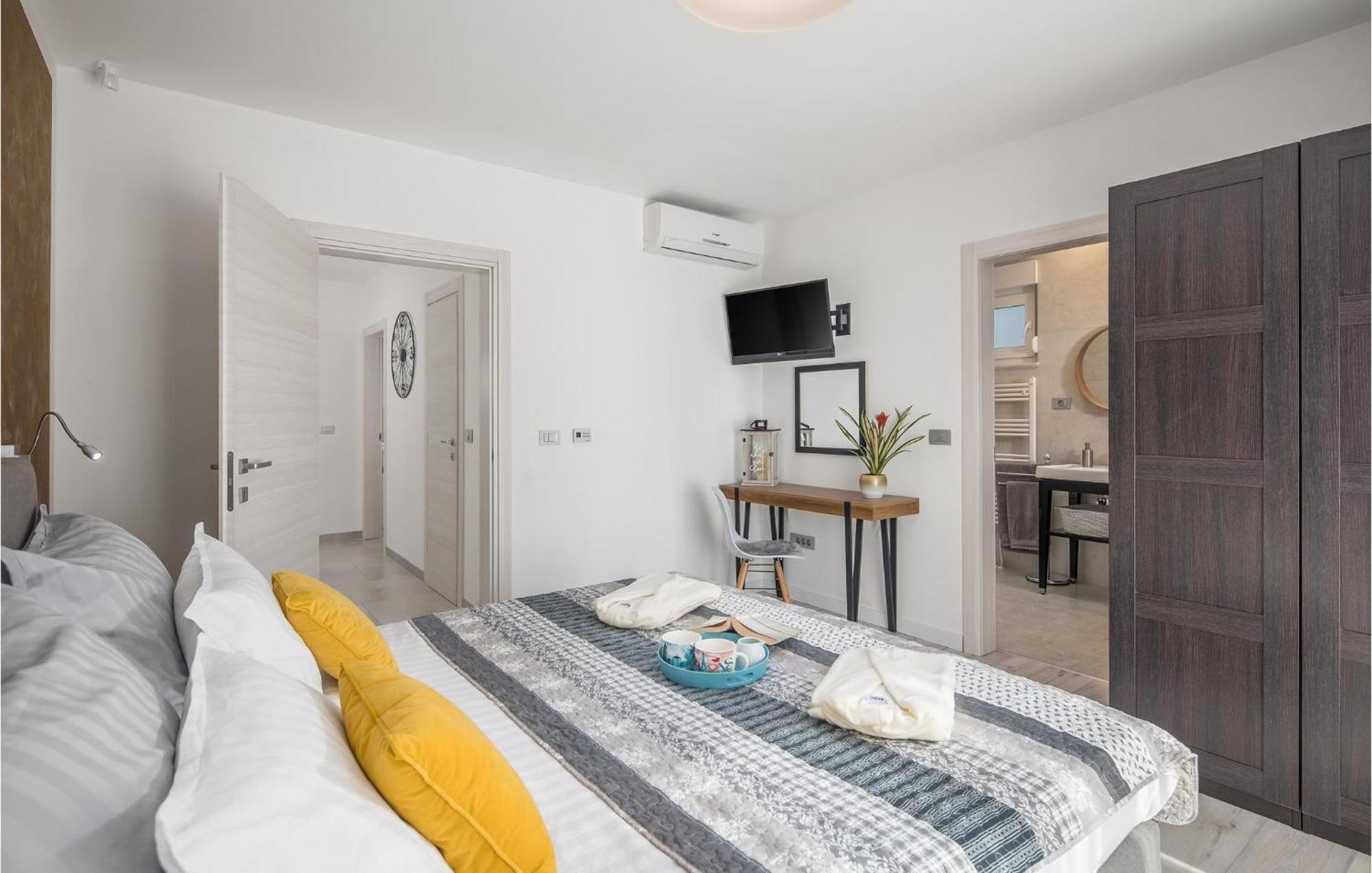 Beautiful Home In Tinjan With Jacuzzi Dış mekan fotoğraf
