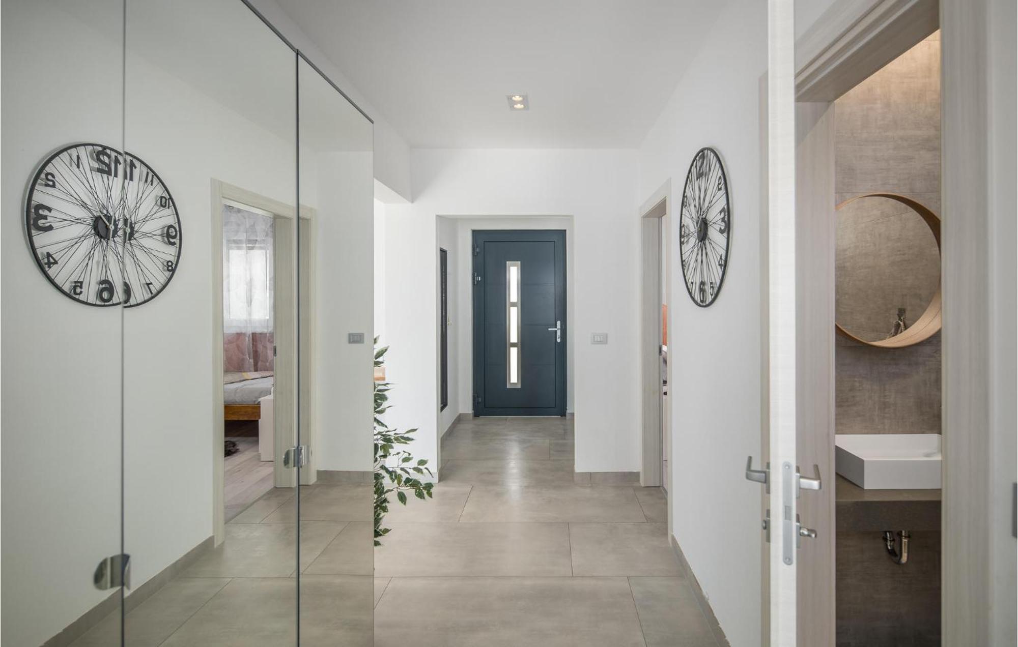 Beautiful Home In Tinjan With Jacuzzi Dış mekan fotoğraf