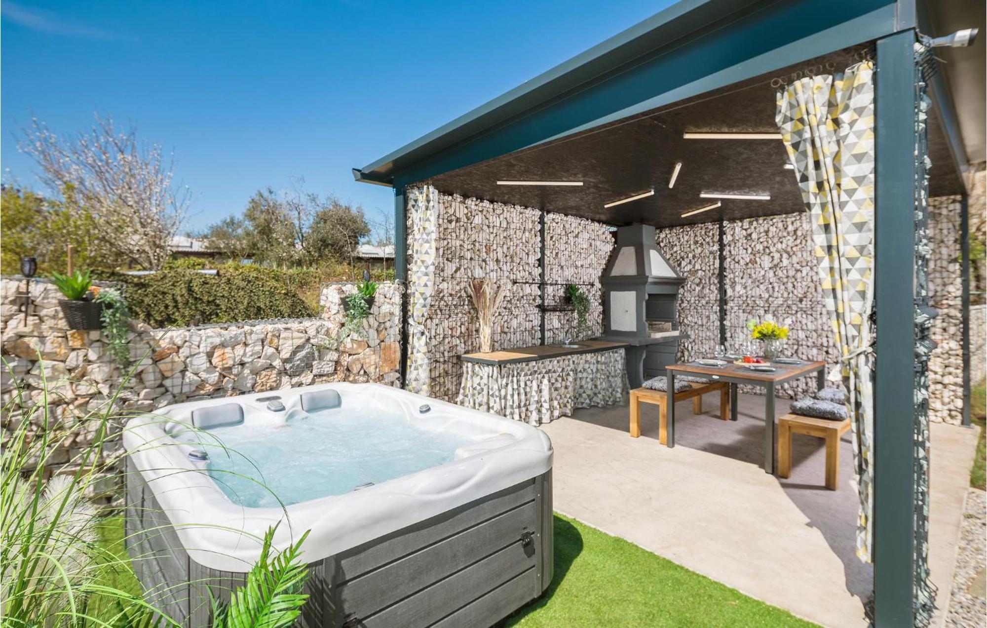 Beautiful Home In Tinjan With Jacuzzi Dış mekan fotoğraf