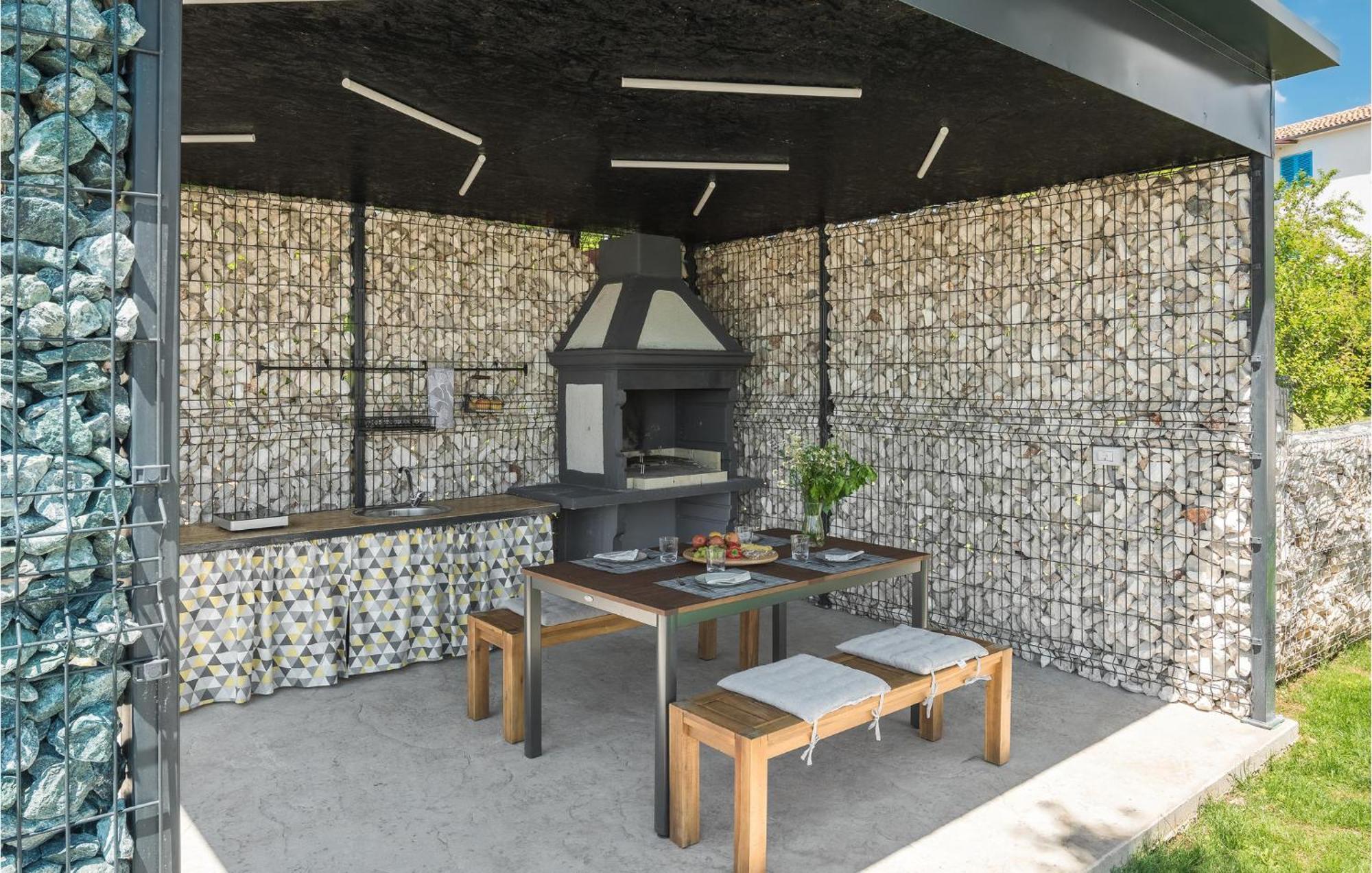 Beautiful Home In Tinjan With Jacuzzi Dış mekan fotoğraf
